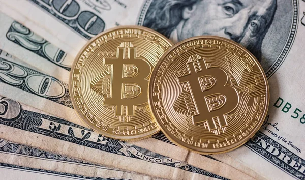 Goldene Bitcoin und Dollar-Banknoten — Stockfoto