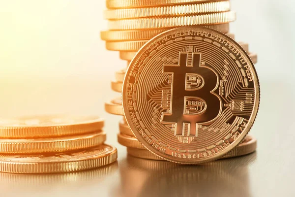 Goldene Bitcoins auf goldenem Hintergrund .Foto (neues virtuelles Geld) ) — Stockfoto