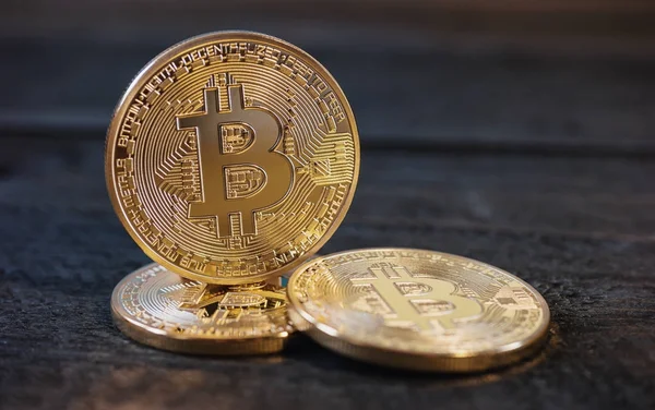 Goldene Bitcoins Kryptowährungen (neues virtuelles Geld) ) — Stockfoto