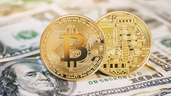 Goldene Bitcoin-Münzen auf uns Dollarnoten — Stockfoto