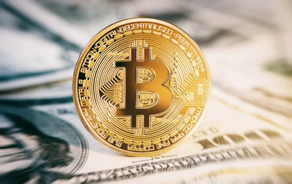 Goldene Bitcoin-Münze auf uns Dollars aus nächster Nähe — Stockfoto