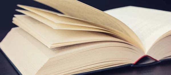 Páginas de libros abiertos en una mesa —  Fotos de Stock