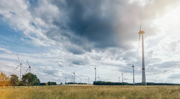 Větrné turbíny proti zatažené obloze — Stock fotografie