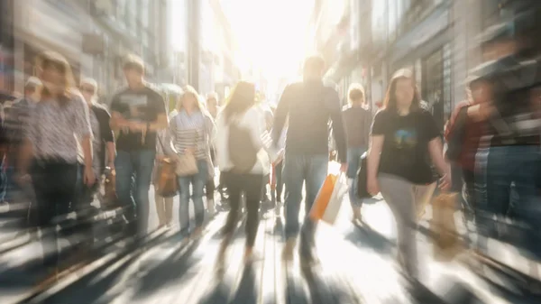 Multidões de pessoas em movimento borrão atravessando uma rua da cidade ao pôr do sol — Fotografia de Stock