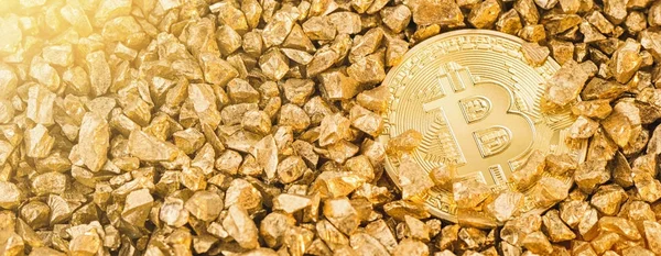 Golden Bitcoin Coin and mound of gold. Bitcoin cryptocurrency. C — Stock Photo, Image