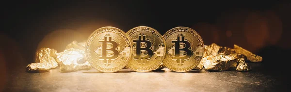 Bitcoins (btc) virtuelle Kryptowährung mit einem Haufen Goldnuggets, Bannergröße, Bitcoin-Hype Konzeptbild. ideal für Webseiten und Zeitschriftenlayouts — Stockbild Kryptowährung Bitcoin und Goldnuggets - Geschäftsgeheimnis — Stockfoto