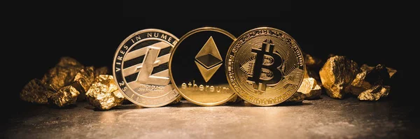 Cryptocurrencys Ethereum, Bitcoin, Litecoin i kopiec złota - — Zdjęcie stockowe