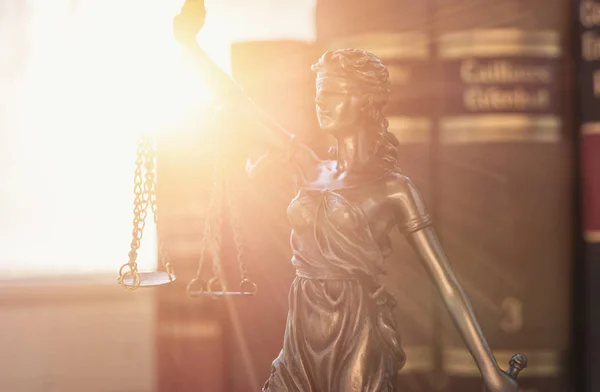 Vrouwe Justitia (Justitia) met wetboeken — Stockfoto