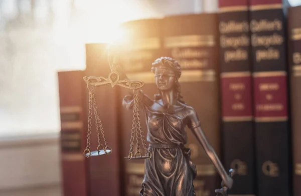 Direito jurídico conceito imagem Estátua da Justiça — Fotografia de Stock