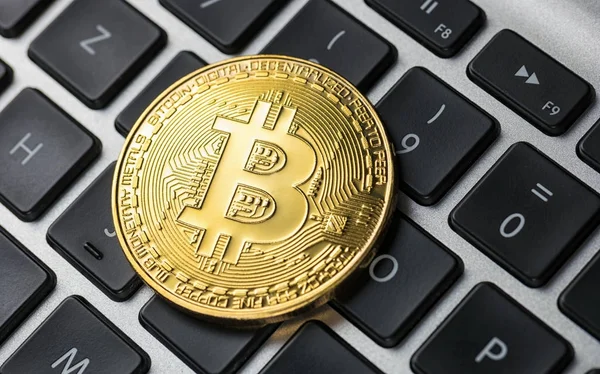 Goldener Bitcoin auf Notizbuch — Stockfoto