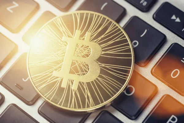Golden Bitcoin Cash - neues virtuelles Geld auf der Tastatur — Stockfoto
