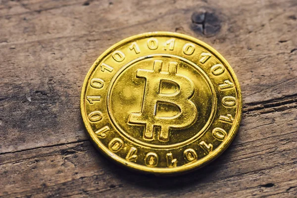 Goldener klassischer Bitcoin auf Holz — Stockfoto