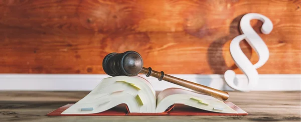 Książki niemieckie prawo symbolem młotek i pkt w biurze adwokata — Zdjęcie stockowe