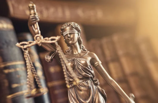 Het standbeeld van Justitie - Vrouwe Justitia of Iustitia - Justitia de — Stockfoto