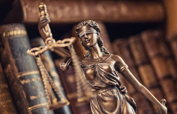 Juridische wet concept beeld - Vrouwe Justitia standbeeld — Stockfoto