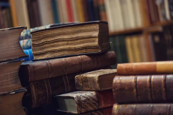 Vintage, Sahaf kitaplar kütüphanede kazık.