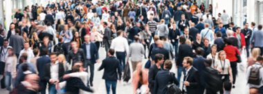 Anonim kalabalık bir salonda yürüyen insan