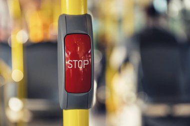 Alman şehir otobüs almak için Durdur düğmesi. 