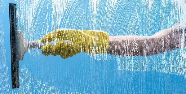 Kavram - genç adam pencere Yıkama Temizleme — Stok fotoğraf