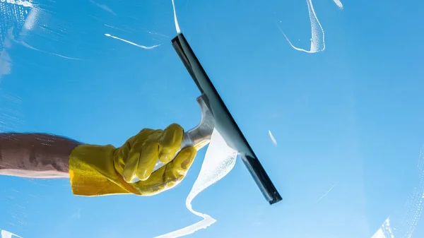 Reinigung conept - Glasfenster von Hand reinigen — Stockfoto
