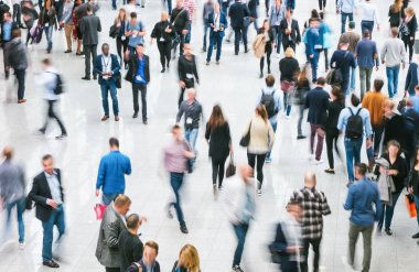 Ticaret fuarındaki bulanık iş adamlarının kalabalığı
