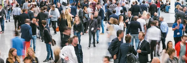 Multidão de pessoas de negócios desfocadas — Fotografia de Stock