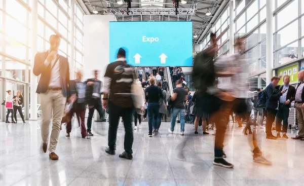 Anónima gente borrosa corriendo a una exposición —  Fotos de Stock