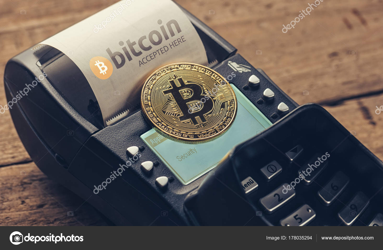 Herunterladen - Blick auf ein EC-Terminal mit goldenem Bitcoin, um damit eine Rechnung zu bezahlen. ideal für Webseiten und Zeitschriftenlayouts — Stockbild Kunde bezahlt mit Bitcoin, um im Café eine Rechnung zu bezahlen (Bitcoin-Zugang) — Stockfoto