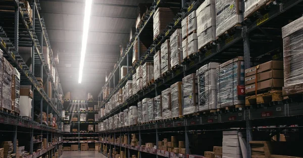 Interior del almacén. Filas de estantes con cajas — Foto de Stock