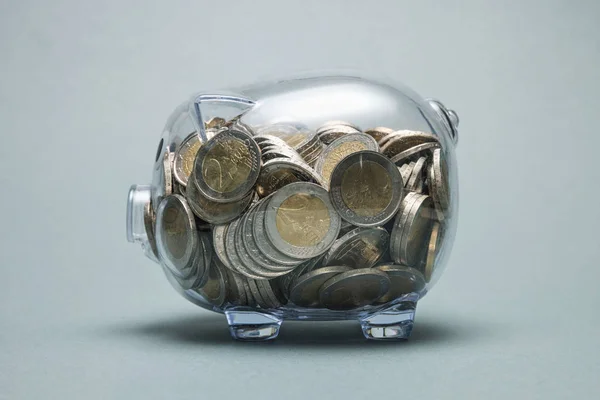 Full Piggy bank dengan koin euro — Stok Foto