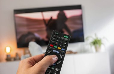 Erkek el TV uzaktan kumanda ve Watch TV tutarak