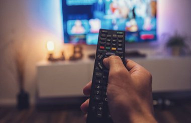 TV uzaktan kumanda tutan erkek el. Bakış açısı vurdu