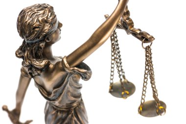 Adalet heykeli üzerinde izole beyaz, yasal hukuk, teraziler ile bir