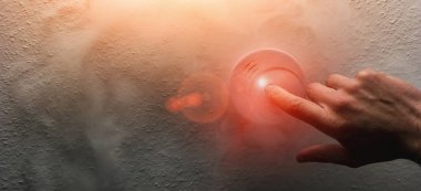 Bir ev duman alarm dedektörü test el