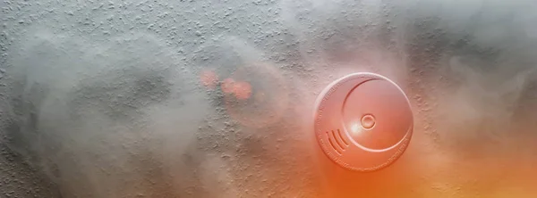 Detector de humo en un techo detecta humo y da alarma —  Fotos de Stock