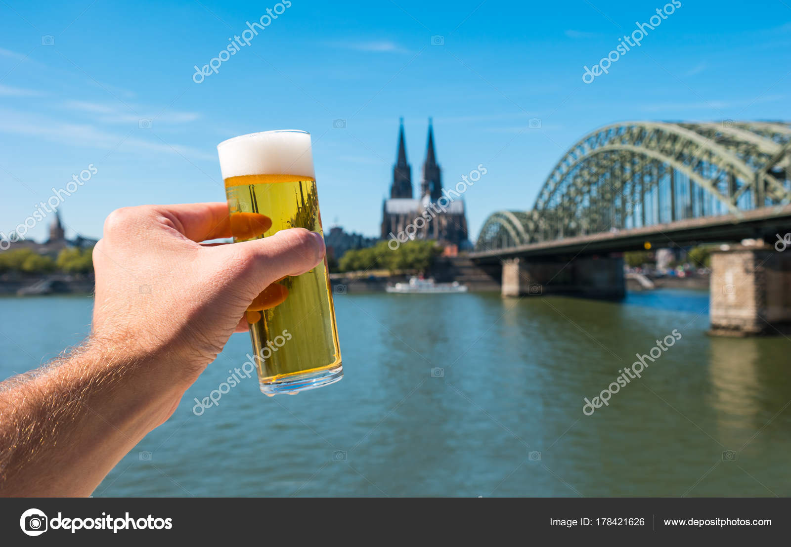 라인 강 강에서 독일 쾰른에서 독일 맥주 (lsch K) — 스톡 사진 © rclassenlayouts #178421626, image size:1600x1107