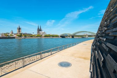 deutzer Köln Ren Bulvarı'nda yaz