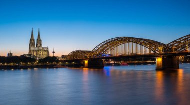 Köln şehir manzarası ve gece, Almanya Köln Dom