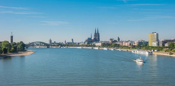 Vista sulla città di Colonia con cattedrale in estate — Foto Stock