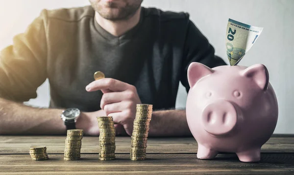 Cálculo do dinheiro financeiro com Piggybank e Moedas — Fotografia de Stock