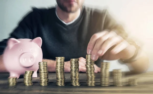 Finanças empilhar moedas e porquinho banco — Fotografia de Stock