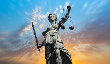 Bulutlu gökyüzü günbatımı Justitia bayanla