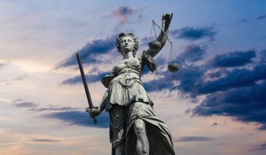 Bulutlu gökyüzü günbatımı Justitia kadın heykeli