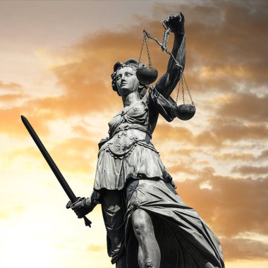 Justitia günbatımı gökyüzü ile