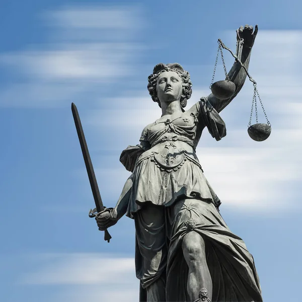 Statua Sprawiedliwości (Justitia) przeciw błękitne niebo — Zdjęcie stockowe