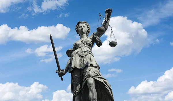 Socha z Lady Justice (Justitia) ve Frankfurtu nad Mohanem, Německo — Stock fotografie