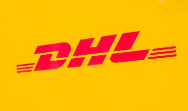 Bir kamyon üzerinde sarı Dhl Logo