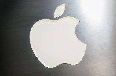 Apple Store mağaza önünde marka logosuna