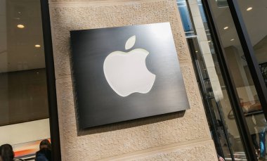  Apple Store mağaza önünde marka logosuna
