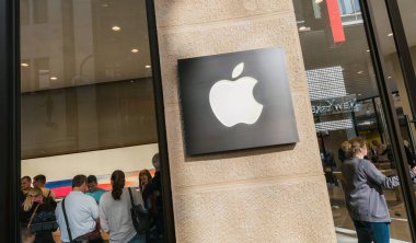 Apple Store mağaza önünde marka logosuna